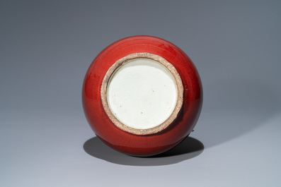 Un vase de forme bouteille en porcelaine de Chine langyao monochrome transform&eacute; en lampe, 19&egrave;me