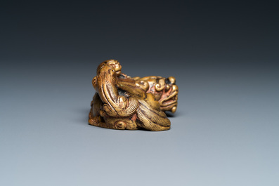 Un poids de rouleau en bronze dor&eacute; en forme de lion et deux lionceaux, Qing