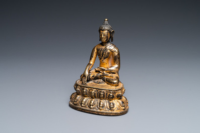 Une figure de Bouddha Shakyamuni en bronze dor&eacute;, Sino-Tibet, 17&egrave;me