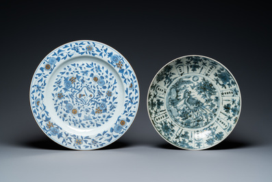 Trois plats en porcelaine de Chine en bleu et blanc et un en famille verte, Ming, Kangxi et Qianlong