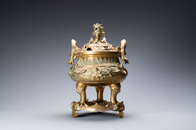 Un grand br&ucirc;le-parfum tripod couvert sur socle en bronze &agrave; d&eacute;cor d'animaux marins et coquilles, Chine, Qing