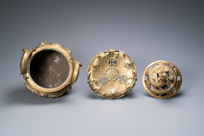 Un grand br&ucirc;le-parfum tripod couvert sur socle en bronze &agrave; d&eacute;cor d'animaux marins et coquilles, Chine, Qing