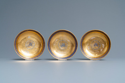 Six tasses et soucoupes en porcelaine de Chine monogramm&eacute;e sur fond dor&eacute;, Yongzheng/Qianlong