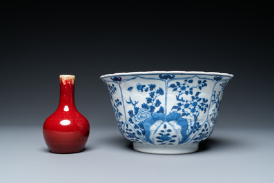 Un plat en porcelaine de Chine famille rose, un bol en bleu et blanc et un vase en sang de boeuf, 19/20&egrave;me