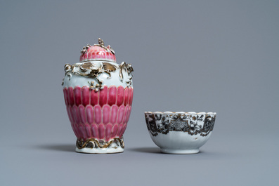 Une bo&icirc;te &agrave; th&eacute; en porcelaine de Chine famille rose et une tasse et soucoupe en grisaille, Yongzheng/Qianlong