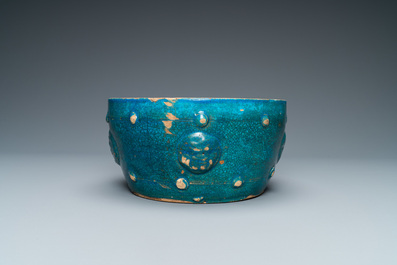 Un bol en gr&egrave;s porcelaineux &eacute;maill&eacute; en turquoise monochrome au couvercle ajour&eacute; en bois, Chine, Ming