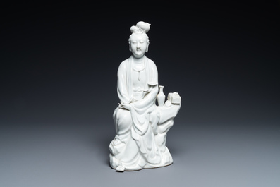 Een Chinese blanc de Chine figuur van Guanyin, zegelmerk, 19/20e eeuw