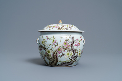 Un bol couvert de type 'kamcheng' en porcelaine de Chine famille rose &agrave; d&eacute;cor de fleurs de prunus, marque de Jiaqing, 19&egrave;me