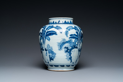 Un vase en porcelaine de Chine en bleu et blanc sur socle en bois, &eacute;poque Transition