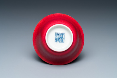 Un bol en porcelaine de Chine rouge de rubis monochrome, marque et &eacute;poque de Qianlong