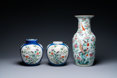 Een Chinese famille rose vaas en een paar famille verte potten met poederblauwe fondkleur, 19e eeuw