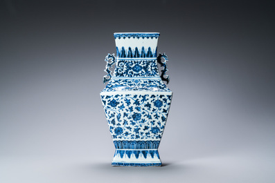 Un vase en porcelaine de Chine en bleu et blanc &agrave; d&eacute;cor de rinceaux floraux, Qianlong