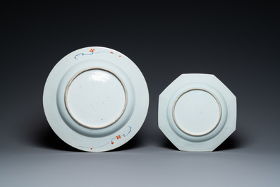Un plat en porcelaine de Chine de style Imari et un plat octagonal en famille rose, Kangxi/Qianlong