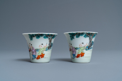 Une paire de tasses &agrave; vin en porcelaine de Chine famille rose, marque de Qianlong, R&eacute;publique