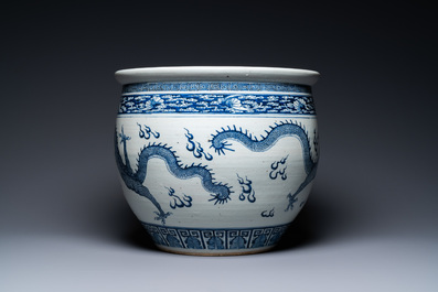 Een Chinese blauw-witte 'draken' viskom, Qianlong/Jiaqing