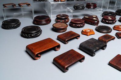 Een diverse collectie Chinese houten sokkels, 19/20e eeuw