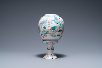 Un lanterne en porcelaine de Chine famille rose &agrave; d&eacute;cor de gar&ccedil;ons jouants, R&eacute;publique