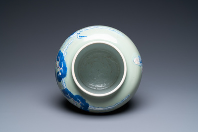 Een Chinese blauw-witte en koperrode vaas met celadon fondkleur, Kangxi