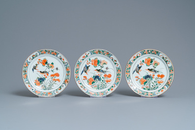 Un plat et six assiettes en porcelaine de Chine famille verte, Kangxi
