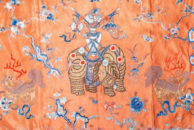 Trois panneaux en broderie de soie &agrave; d&eacute;cor d'&eacute;l&eacute;phants et de lions bouddhistes, Chine, 19&egrave;me