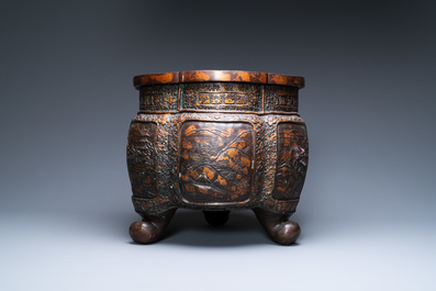 A Chinese hexafoil gold-splashed bronze jardini&egrave;re, 19/20th C.