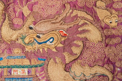 Een Chinees met gouddraad geborduurd zijden 'draken en feniksen' paneel, 19e eeuw
