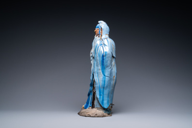 Een grote Chinese blauw-geglazuurde Shiwan aardewerken figuur van een onsterfelijke, 19e eeuw