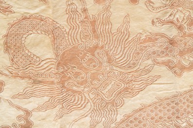 Un panneau en broderie de soie &agrave; d&eacute;cor d'un dragon, Vietnam, 19&egrave;me