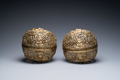Een paar opengewerkte Tibetaanse wierookballen in koper, 17/18e eeuw