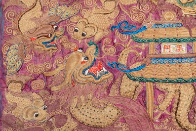 Un panneau en broderie de soie et de fil d'or &agrave; d&eacute;cor de dragons et de ph&eacute;nix, Chine, 19&egrave;me