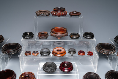 Een diverse collectie Chinese houten sokkels, 19/20e eeuw