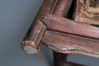 Une paire de chaises en bois sculpt&eacute;, Chine, 19&egrave;me