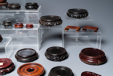 Een diverse collectie Chinese houten sokkels, 19/20e eeuw