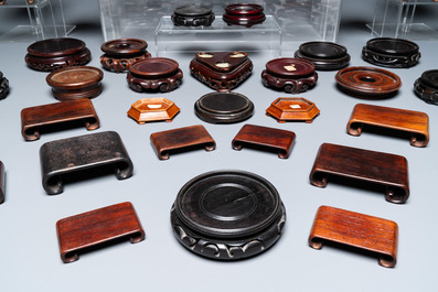 Een diverse collectie Chinese houten sokkels, 19/20e eeuw