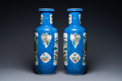 Une paire de vases de forme rouleau en porcelaine de Chine famille verte &agrave; fond bleu poudr&eacute;, marque de Kangxi, 19&egrave;me