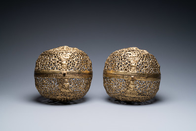 Een paar opengewerkte Tibetaanse wierookballen in koper, 17/18e eeuw