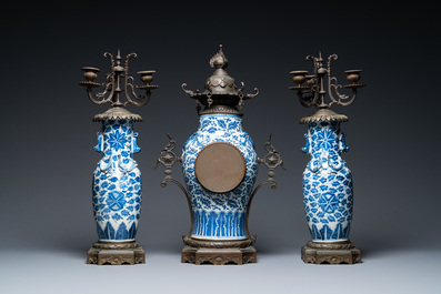 Une garniture de chemin&eacute;e &agrave; pendule en porcelaine de Chine en bleu et blanc mont&eacute;e en bronze, 19&egrave;me
