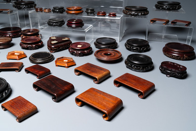Een diverse collectie Chinese houten sokkels, 19/20e eeuw