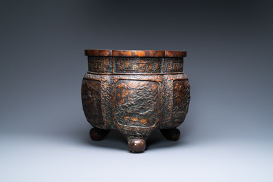 A Chinese hexafoil gold-splashed bronze jardini&egrave;re, 19/20th C.