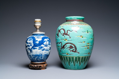 Twee Chinese blauw-witte en famille verte vazen en twee schotels, Kangxi en later