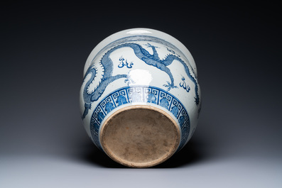 Een Chinese blauw-witte 'draken' viskom, Qianlong/Jiaqing