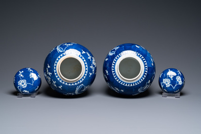 Une paire de pots couverts en porcelaine de Chine en bleu et blanc &agrave; d&eacute;cor de prunus, 19&egrave;me