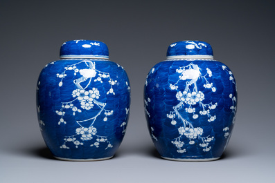 Een paar grote Chinese blauw-witte gemberpotten met deksel, 19e eeuw