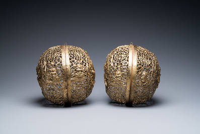 Une paire de boules d'encens en cuivre ajour&eacute;, 17/18&egrave;me