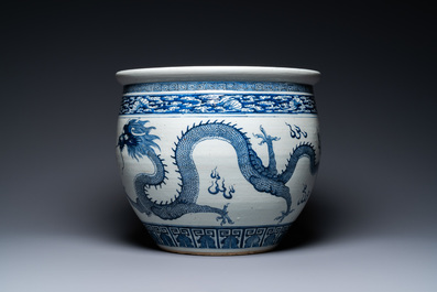 Een Chinese blauw-witte 'draken' viskom, Qianlong/Jiaqing