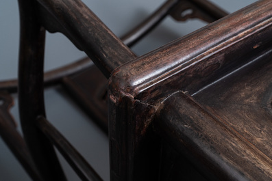 Une paire de chaises en bois sculpt&eacute;, Chine, 19&egrave;me