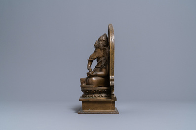 Een grote bronzen figuur van Ganesha, India, 19/20e eeuw