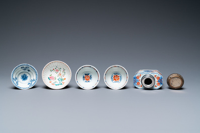 Een diverse collectie Chinees blauw-wit, famille rose en Imari-stijl porselein, Kangxi/Qianlong