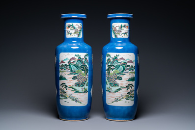 Een paar Chinese famille verte rouleau vazen met poederblauwe fondkleur, Kangxi merk, 19e eeuw