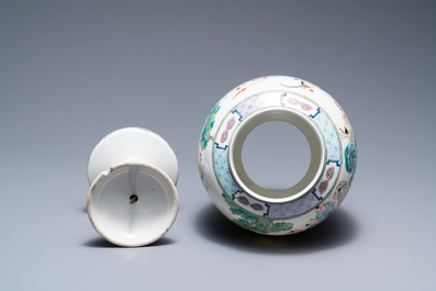 Un lanterne en porcelaine de Chine famille rose &agrave; d&eacute;cor de gar&ccedil;ons jouants, R&eacute;publique